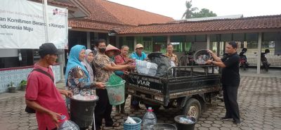 Mengumpulkan sampah plastik 1