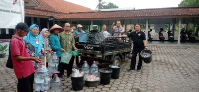 Mengumpulkan sampah plastik 2