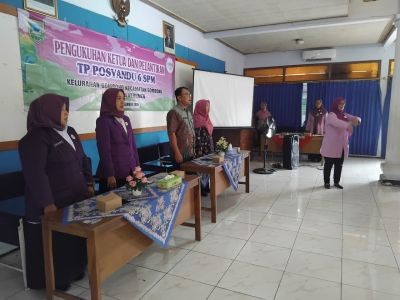 Menyanyikan lagu Kebangsaan