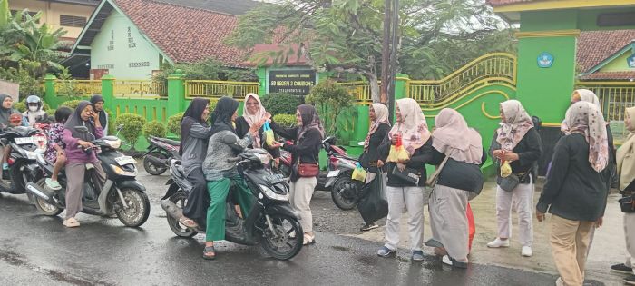Berbagi Takjil PKK Kelurahan Gombong 01