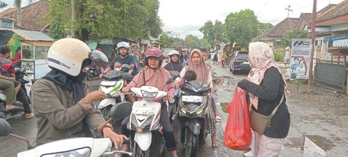 Berbagi Takjil PKK Kelurahan Gombong 02