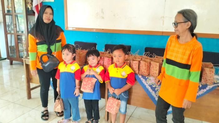 Pendistribusian PMT Balita, MBG, Imunisasi Bayi/Balita dan Posbindu Kelurahan Gombong 
