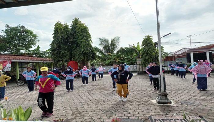 Senam Germas Kader Posyandu Dan PKK Kelurahan Gombong 01