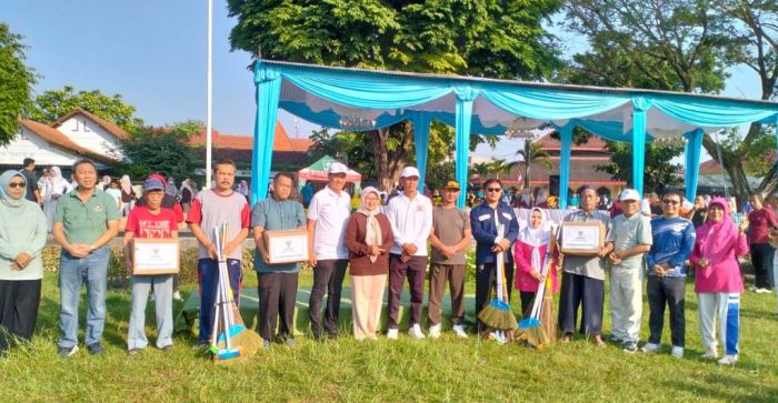 Senam bersama, peletakan batu pertama Lapangan Manunggal Gombong, dan gerakan bersih-bersih masjid 01