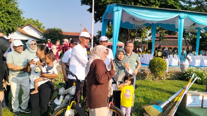 Senam bersama, peletakan batu pertama Lapangan Manunggal Gombong, dan gerakan bersih-bersih masjid
