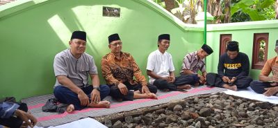 Doa Nyadran di Makam Giombong